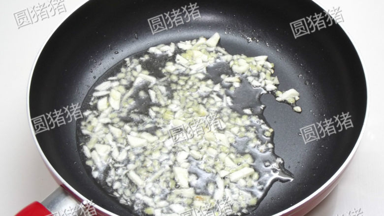 咸蛋黄烧茄子,炒锅加入1大匙油,三分热时放入姜蒜碎炒出香味。