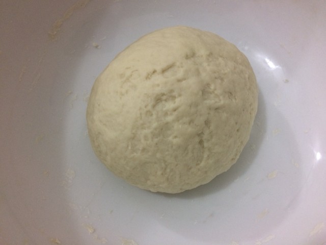 紫菜芝麻饼,和成面团,盖上保鲜膜发酵三十分钟