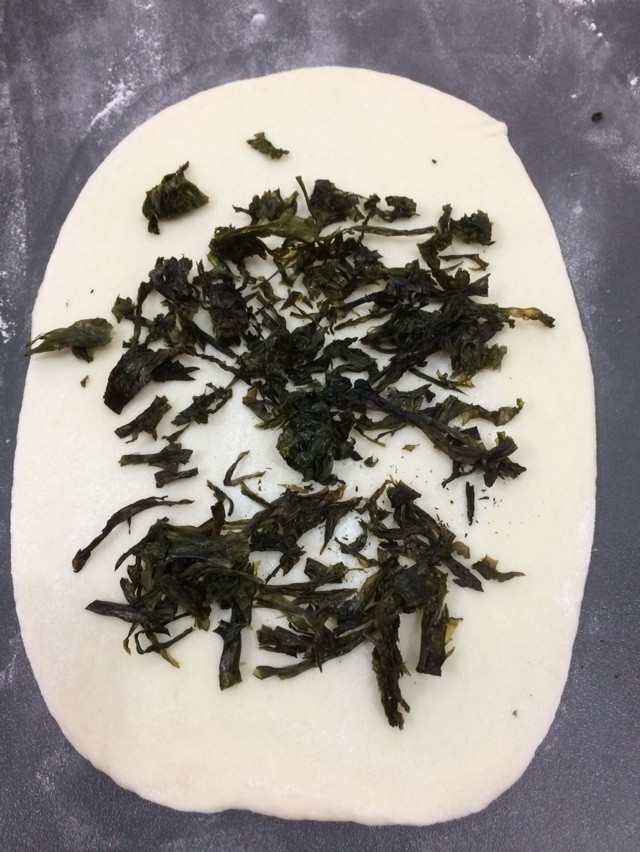 紫菜芝麻饼,在上而撒上紫菜,上部留一块