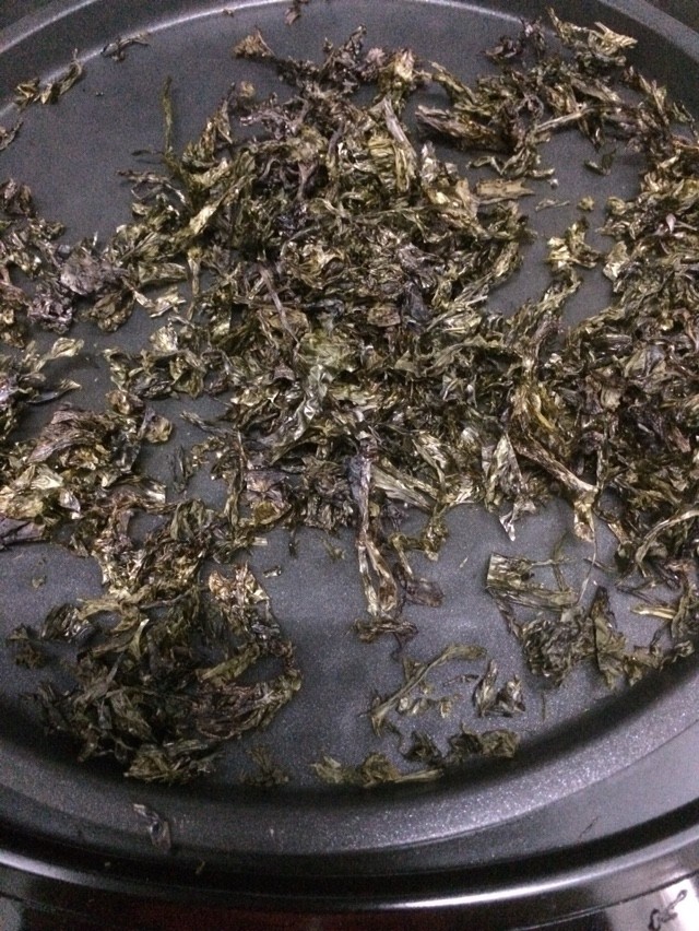 紫菜芝麻饼,放入锅中炒,炒到绿色为止