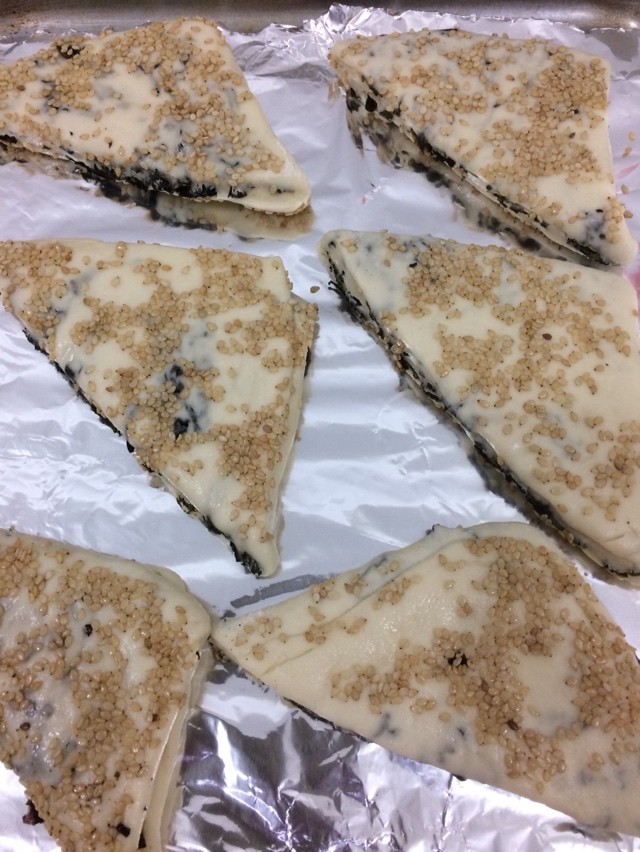 紫菜芝麻饼,放入烤盘中在饧二十分钟左右,饧好后放入提前预热好的烤箱中,中层170度烤20分钟即可