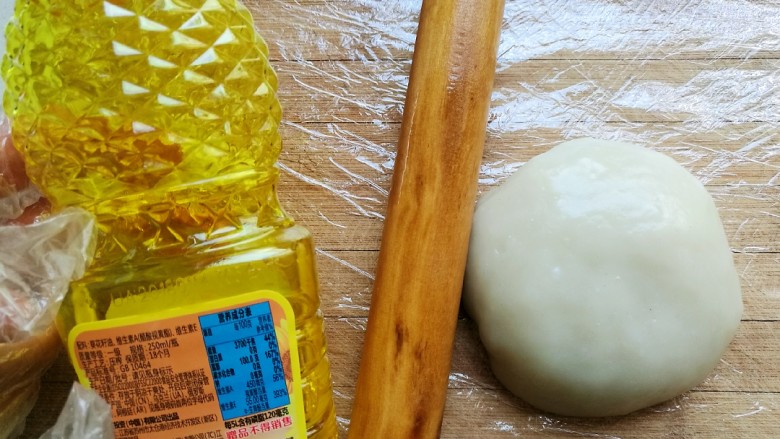 椰蓉豆沙糯米卷,擀面杖抹油,防止粘连,最好用直接食用的冷榨油,或者烧至温热的植物油。