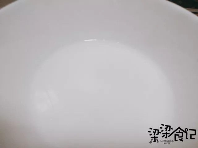 蟹黄豆腐,一勺淀粉调成水淀粉勾芡，大火收汁即可起锅