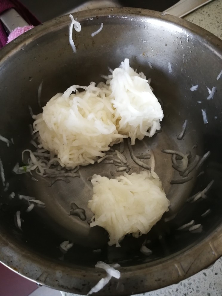 白萝卜素包子,将萝卜丝的水攥干,不要太干。