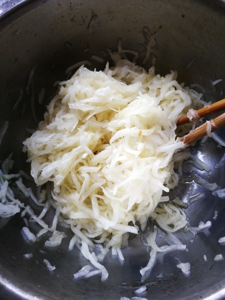 白萝卜素包子,去掉花椒大料后,将油倒入萝卜丝里。