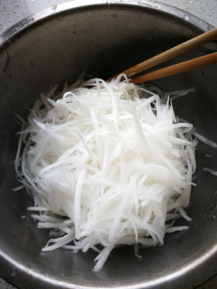 白萝卜素包子,<a style='color:red;display:inline-block;' href='/shicai/ 26'>白萝卜</a>插成丝,加盐腌渍出水。