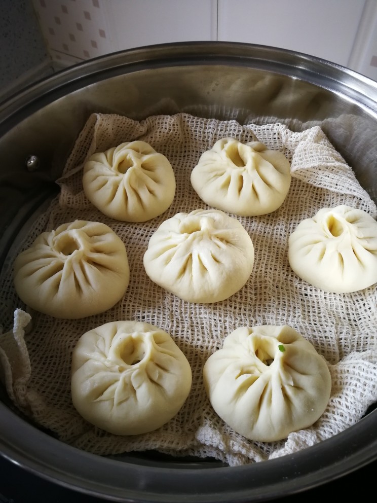白萝卜素包子,包好,放入锅中待蒸。