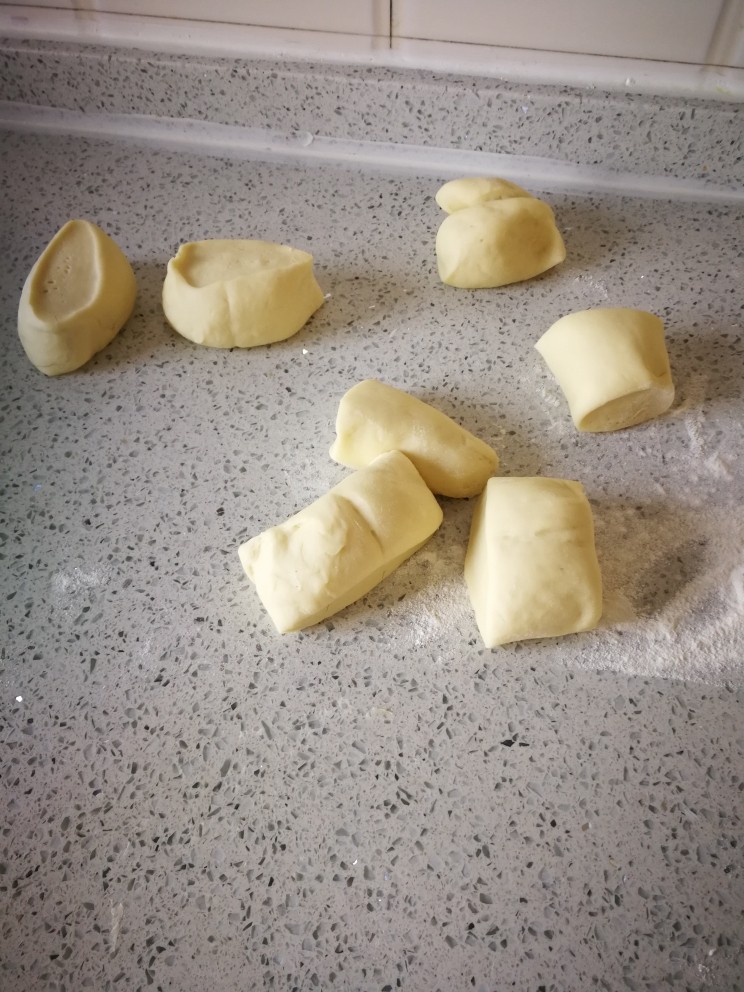 白萝卜素包子,面醒好后,切成均匀大小。