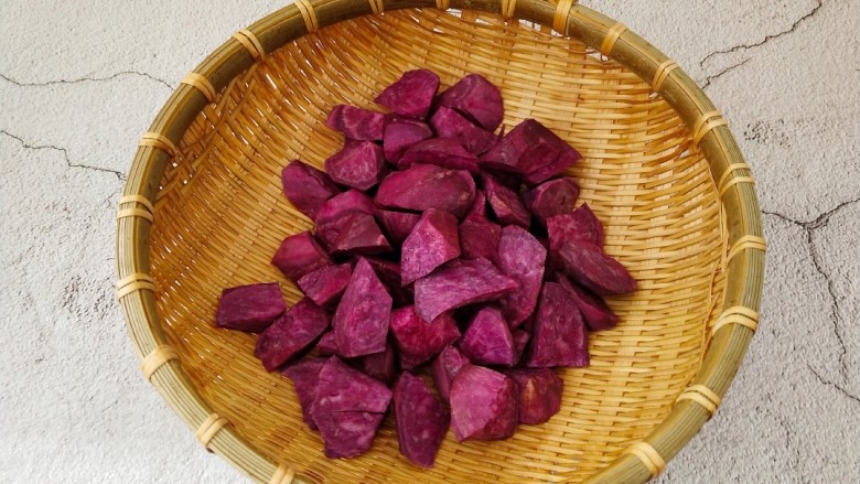 椰蓉紫薯球,<a style='color:red;display:inline-block;' href='/shicai/ 2643'>紫薯</a>去皮,切成小块