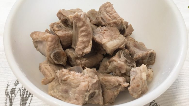 玉米胡萝卜排骨汤,捞出肋排,冲洗干净,备用