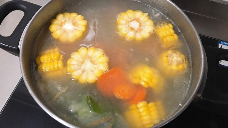 玉米胡萝卜排骨汤,放入玉米和胡萝卜,再煮15分钟