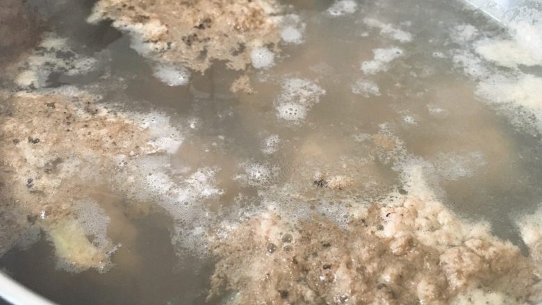 玉米胡萝卜排骨汤,撇去水上的浮末