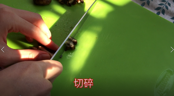 四喜福禄蒸饺(附猪肉馅调制过程),首先将它们切成条 再切成小丁 或者更碎也可以 只要最后能放进饺子的格子里就好