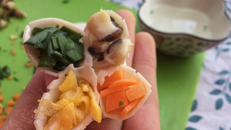四喜福禄蒸饺(附猪肉馅调制过程),再把你准备好的四种蔬菜放入四个格子里 里面的蔬菜你可以自行选择 好看就行哈哈哈