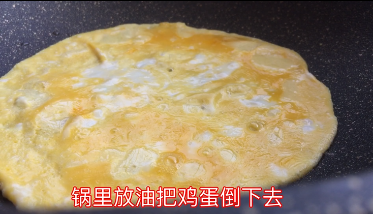 四喜福禄蒸饺(附猪肉馅调制过程),中火煎至两面蛋液凝固就好