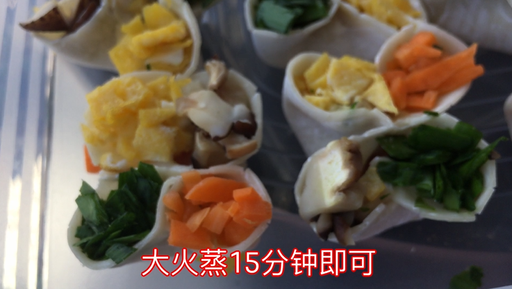 四喜福禄蒸饺(附猪肉馅调制过程),锅中水烧开 大火蒸15-20分钟就可以了 不要把蔬菜给蒸蔫掉了 会很难看