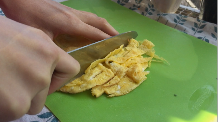 四喜福禄蒸饺(附猪肉馅调制过程),将它们切成小条 在切成碎或者小丁 你开心就好啦