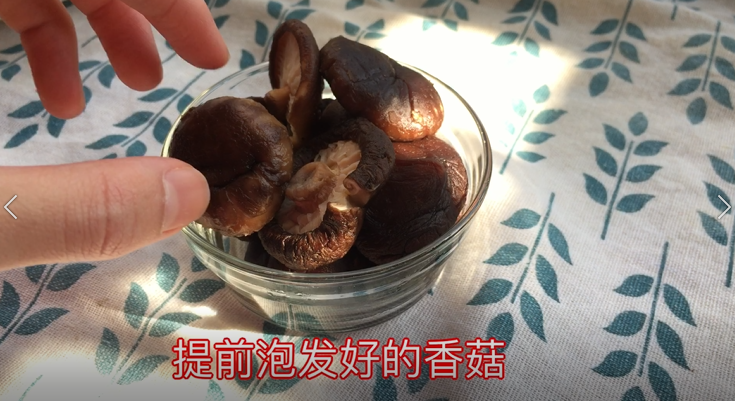 四喜福禄蒸饺（附猪肉馅调制过程）,适量<a style='color:red;display:inline-block;' href='/shicai/ 230'>香菇</a>用热水泡发 没有热水可以用冷水 需要提前一个小时来泡发 泡发后的<a style='color:red;display:inline-block;' href='/shicai/ 230'>香菇</a>更好切
