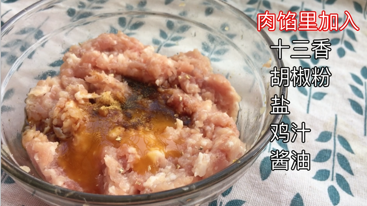 四喜福禄蒸饺(附猪肉馅调制过程),现在咱们来调肉馅 <a style='color:red;display:inline-block;' href='/shicai/ 34374'>猪肉馅</a> 牛肉馅 羊肉馅 鸡肉馅随你 依次加入十三香 胡椒粉 盐 鸡汁和酱油 当然你也可以用你自己的方法 做着开心就好嘛