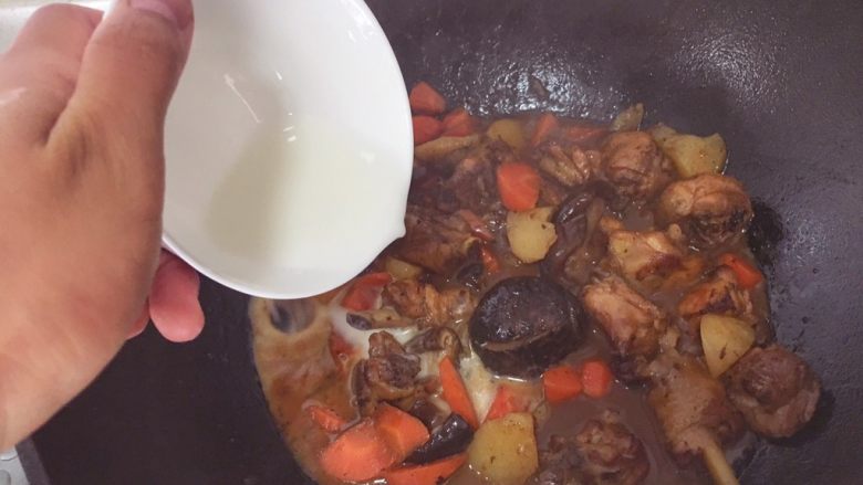 辅食18M➕:香菇炖鸡块,淀粉里加点水调成芡汁,倒入锅里,转大火烧至酱汁浓郁盛出即可