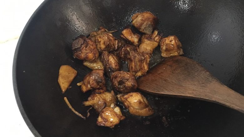 辅食18M➕:香菇炖鸡块,继续翻炒,炒至裹上酱色