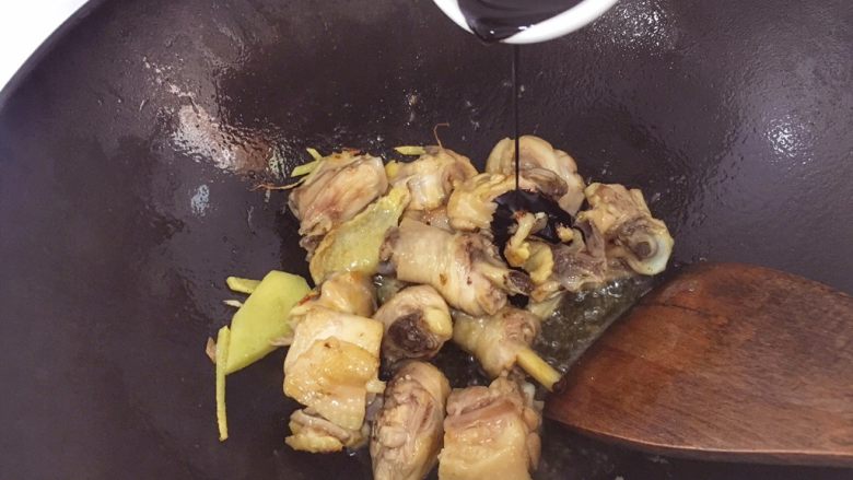 辅食18M➕:香菇炖鸡块,、炒至鸡腿肉变金黄后➕入一小勺<a style='color:red;display:inline-block;' href='/shicai/ 134948'>宝宝酱油</a>