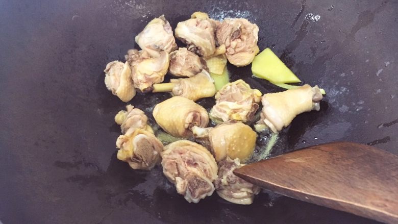 辅食18M➕:香菇炖鸡块,然后倒入鸡腿肉翻炒