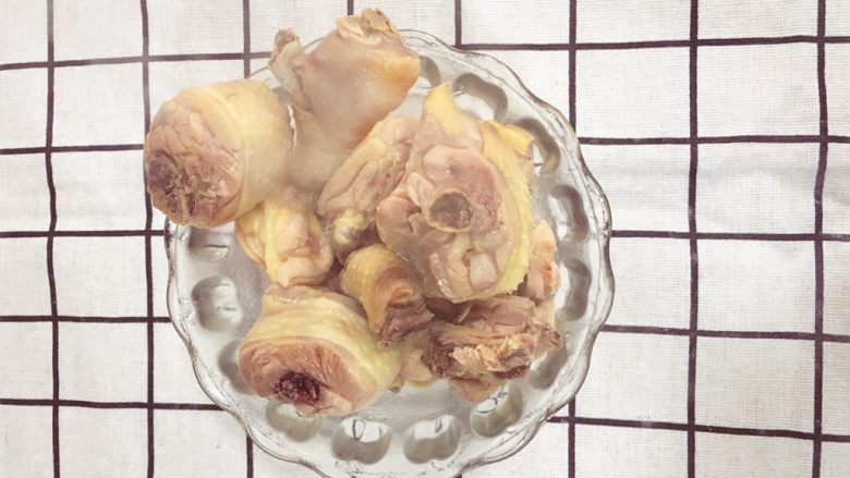 辅食18M➕:香菇炖鸡块,绰过水的鸡肉淋干水分盛出备用