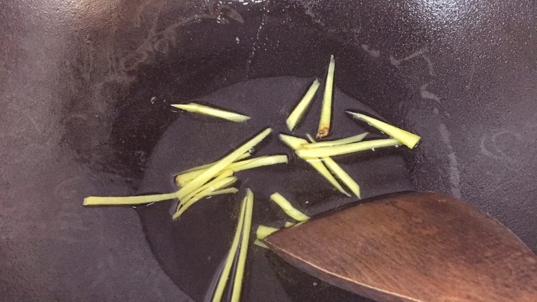 辅食18M➕:香菇炖鸡块,锅里倒入少许核桃油,油热后放入姜丝