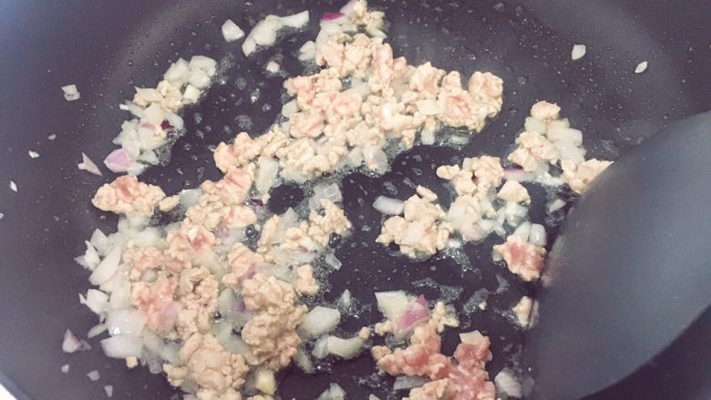 辅食11M➕:时蔬肉末意面,然后倒入肉末炒至断生后盛出备用