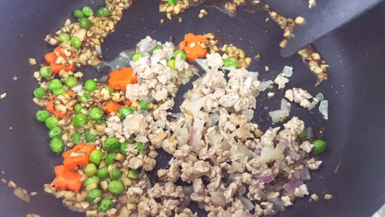 辅食11M➕:时蔬肉末意面,焖煮到汤汁快干的时候,再倒入洋葱肉末大火翻炒两分钟,一岁以上宝宝可以根据情况适当调味