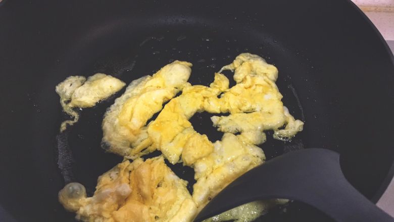 辅食12M➕:虾仁菠萝炒饭,锅里倒入少量核桃油,油热后倒入蛋液,炒碎盛出备用
