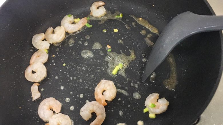 辅食12M➕:虾仁菠萝炒饭,继续开火,放入少量葱花爆香,然后加入虾仁翻炒