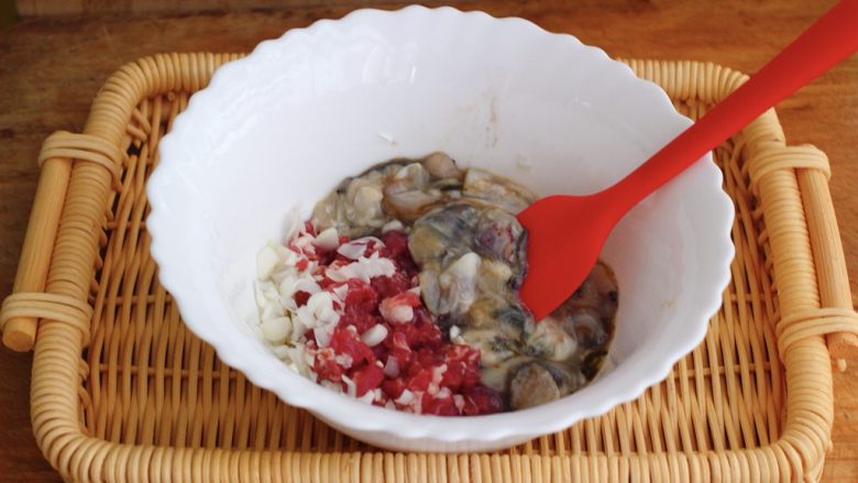 鲜美无比的海蛎子韭菜饺子🥟,取一个大一点的碗,把切好的海蛎子肉、猪肉丁和葱花放入后