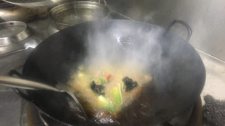 传统情怀腰花,锅加油烧热倒入腰花马上捯出即可备用