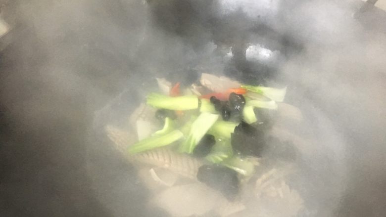 传统情怀腰花,锅烧开水放入腰子微烫即可