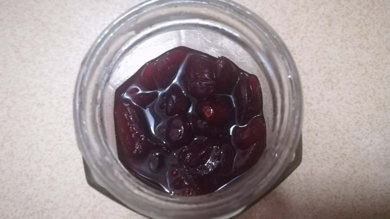 朗姆酒蔓越莓饼干,浸泡两个星期后,明显看到蔓越莓干已经泡开,体积明显变大