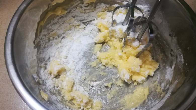 朗姆酒蔓越莓饼干,在打发黄油前先用打蛋器头稍微搅拌,这样就能避免打发时糖粉飞散