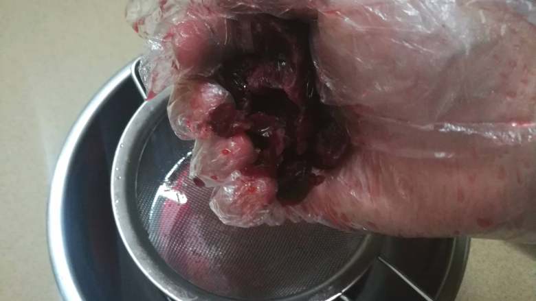朗姆酒蔓越莓饼干,蔓越莓记得用手榨干液体,不然等下制作时会导致面团水分过多而失败的