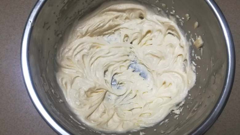 朗姆酒蔓越莓饼干,打发到体积变大,颜色变浅即可