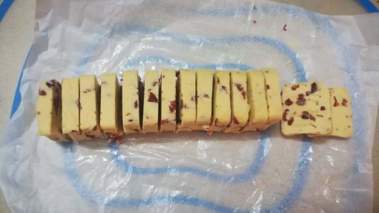 朗姆酒蔓越莓饼干,面团冷冻好后切片,5mm左右即可