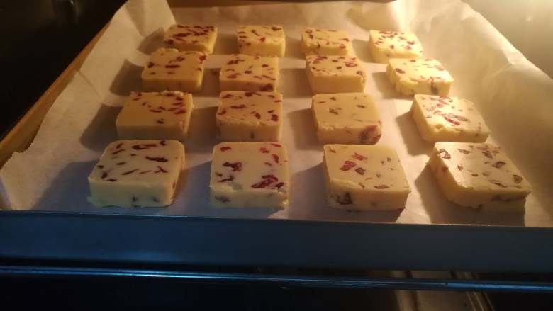 朗姆酒蔓越莓饼干,放入175℃预热的烤箱中层烘烤20min