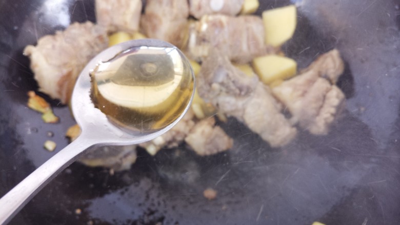 妈妈的味道~排骨炖土豆,然后加一勺<a style='color:red;display:inline-block;' href='/shicai/ 718'>料酒</a>