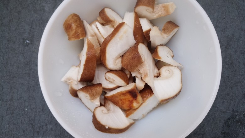 牛肉菌汤,香菇切块