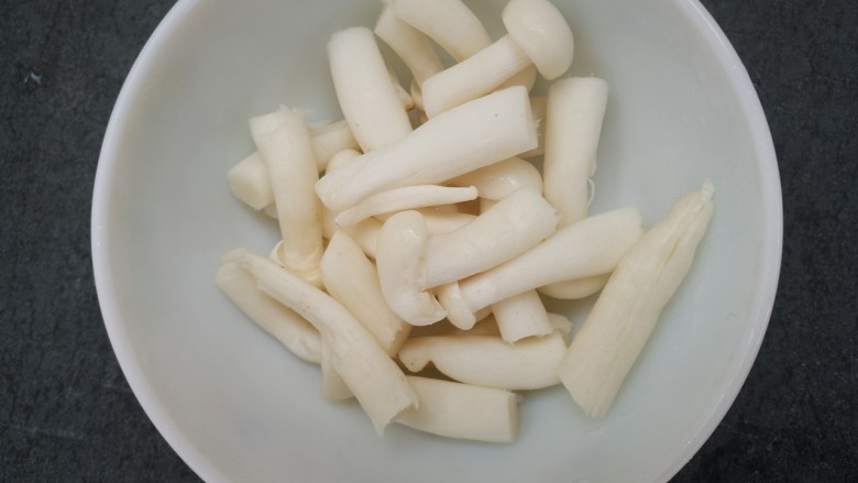 牛肉菌汤,把它们切成小段