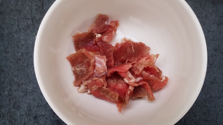 牛肉菌汤,切点<a style='color:red;display:inline-block;' href='/shicai/ 216'>牛肉</a>片