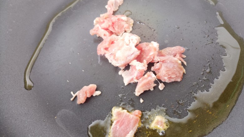 牛肉菌汤,先把牛肉炒香