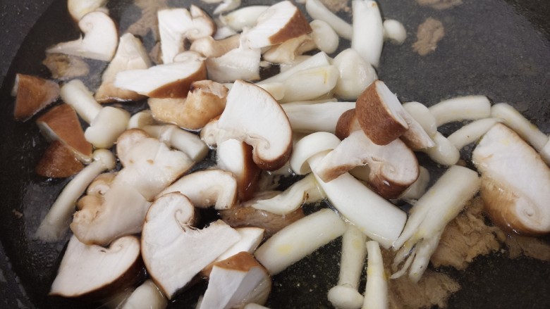 牛肉菌汤,加入香菇