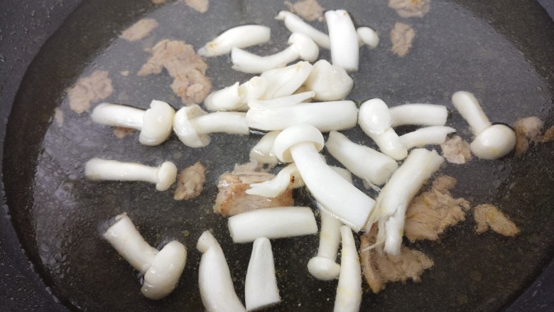 牛肉菌汤,加入蟹味菇