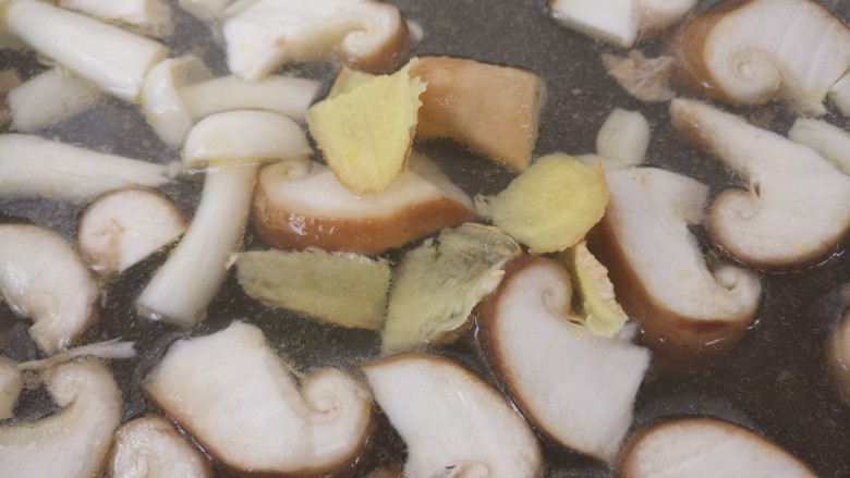 牛肉菌汤,加姜片